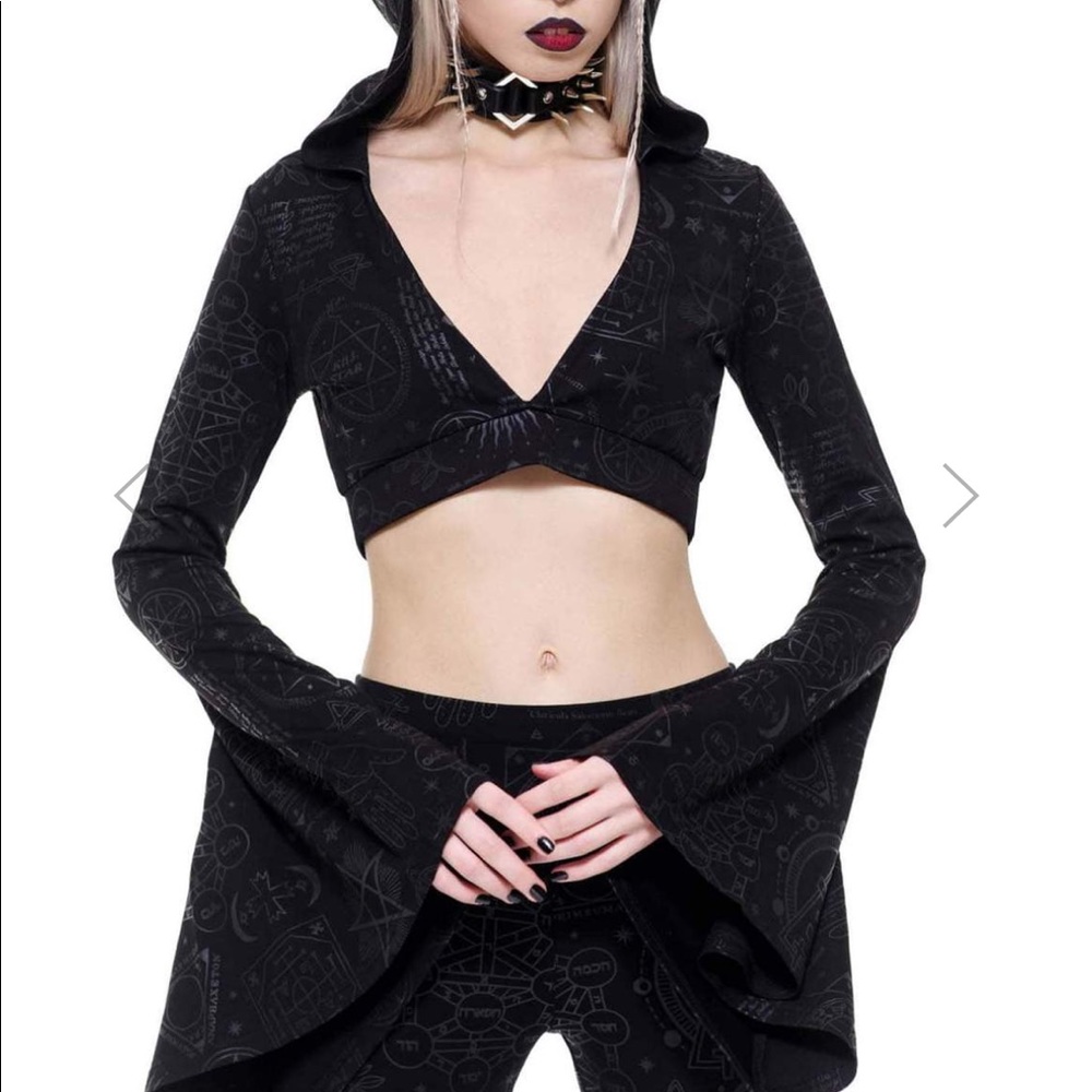 xs super cute v neck witch crop top